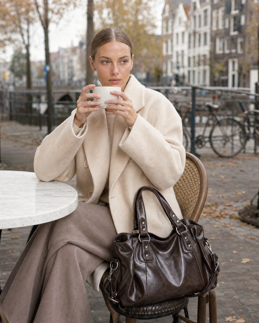 The Livia op een terras aan de gracht