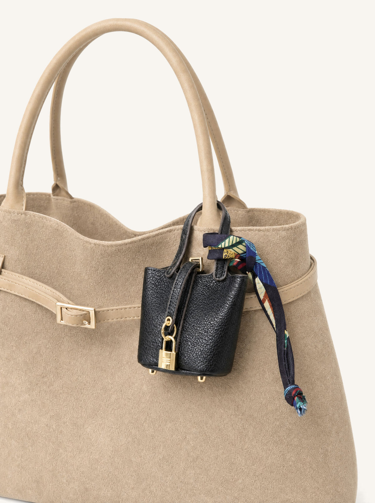 Zawieszka Lili w kolorze czarnym na torbie Laura w kolorze piaskowym