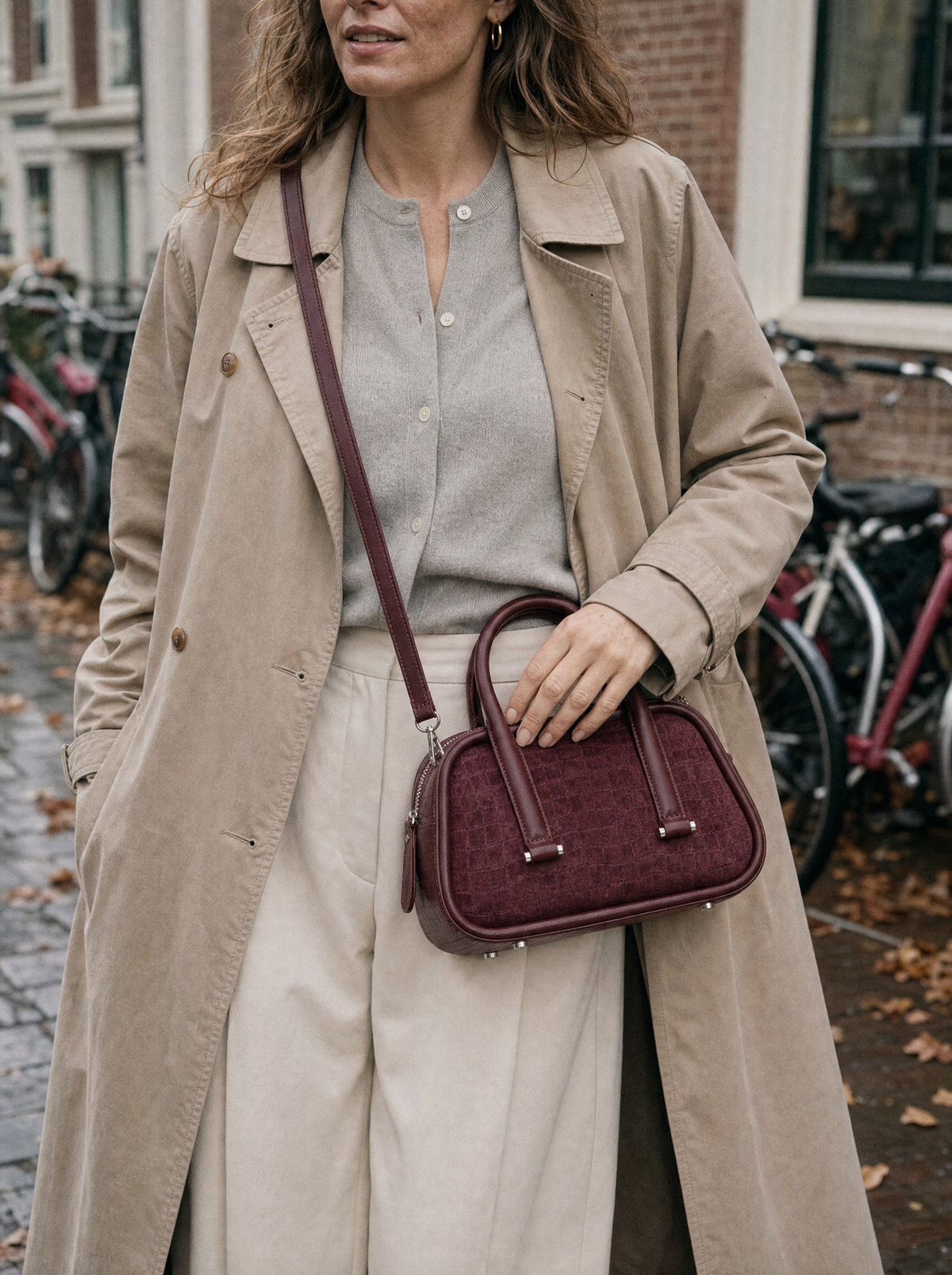 Kuferek Nina w kolorze bordowym noszony crossbody na odpinanym pasku