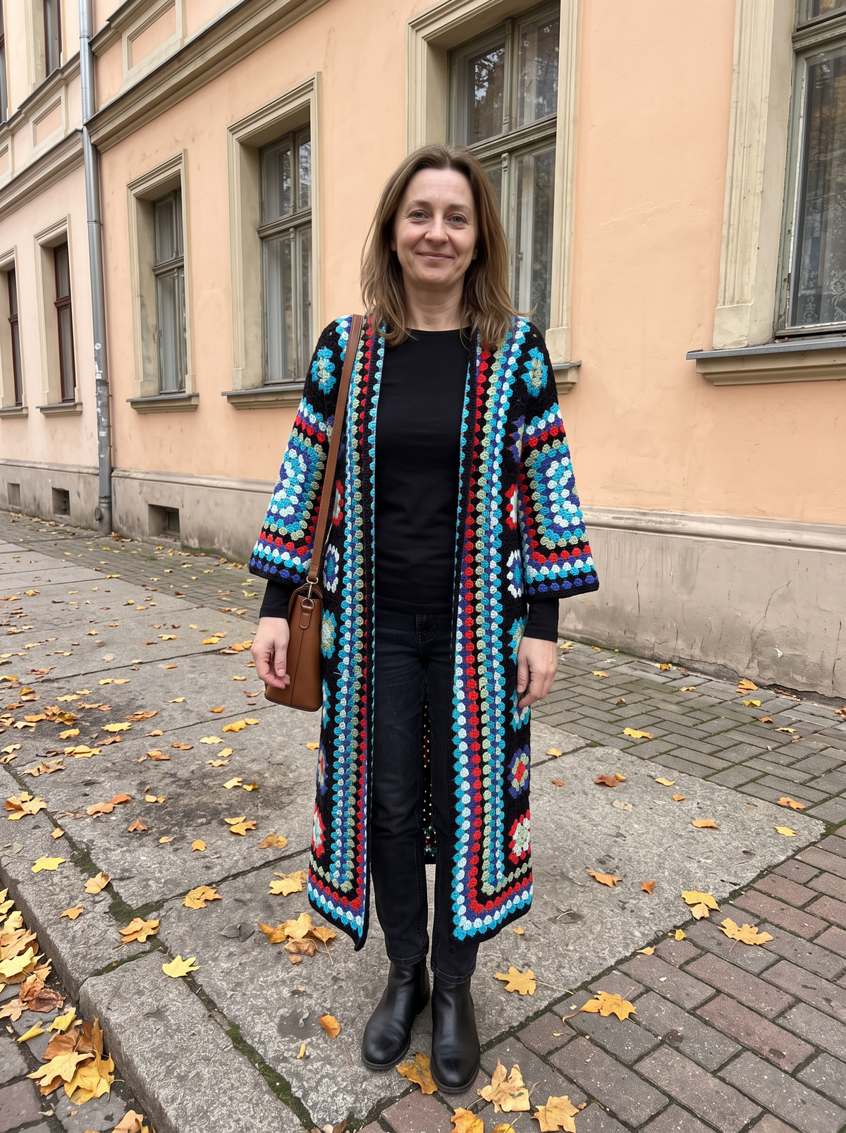 Kardigan Róża w kolorze czarnym, jesienna stylizacja z czarną bluzką