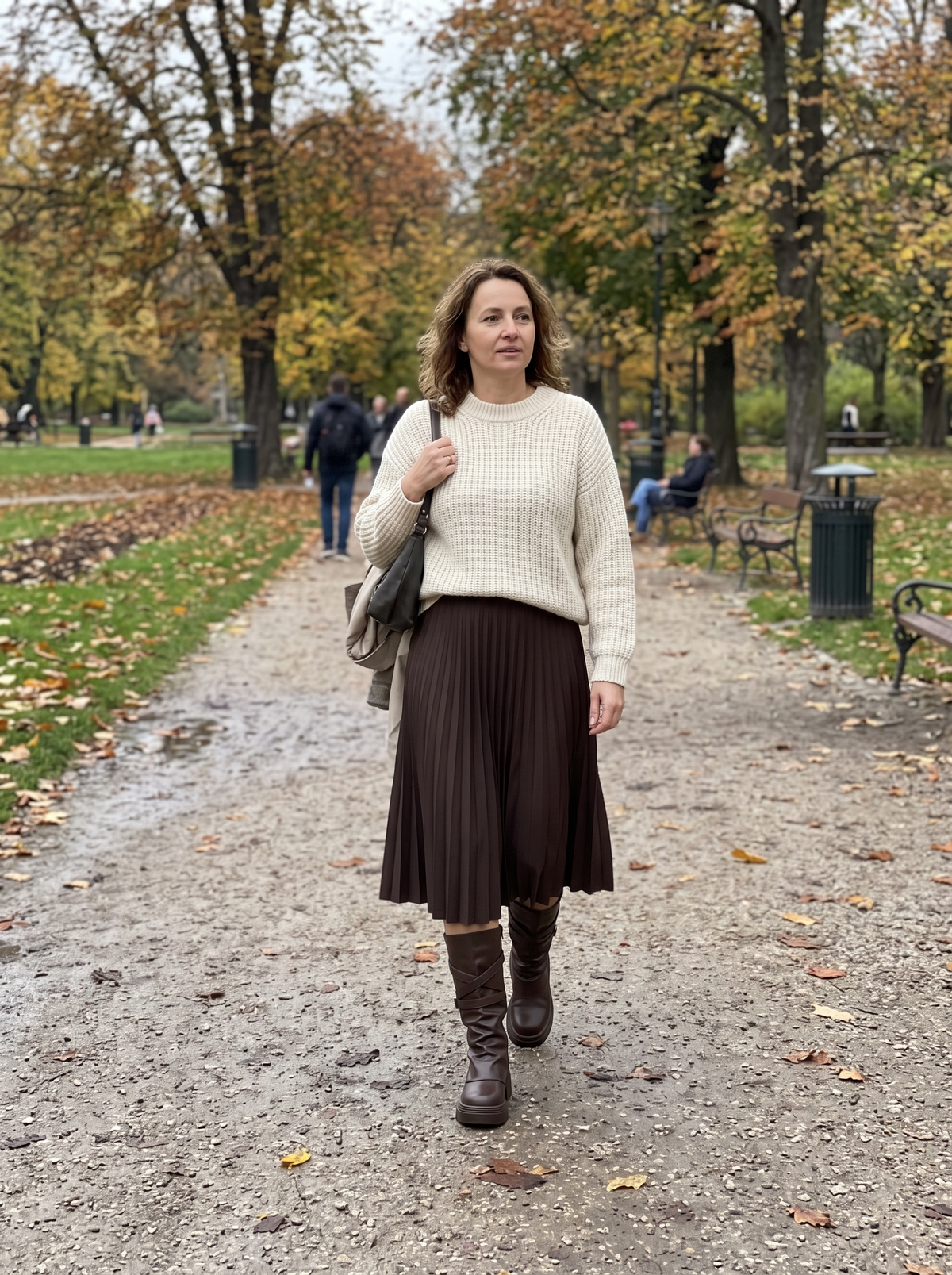 Brązowe kozaki Karolina do plisowanej spódnicy midi w parku