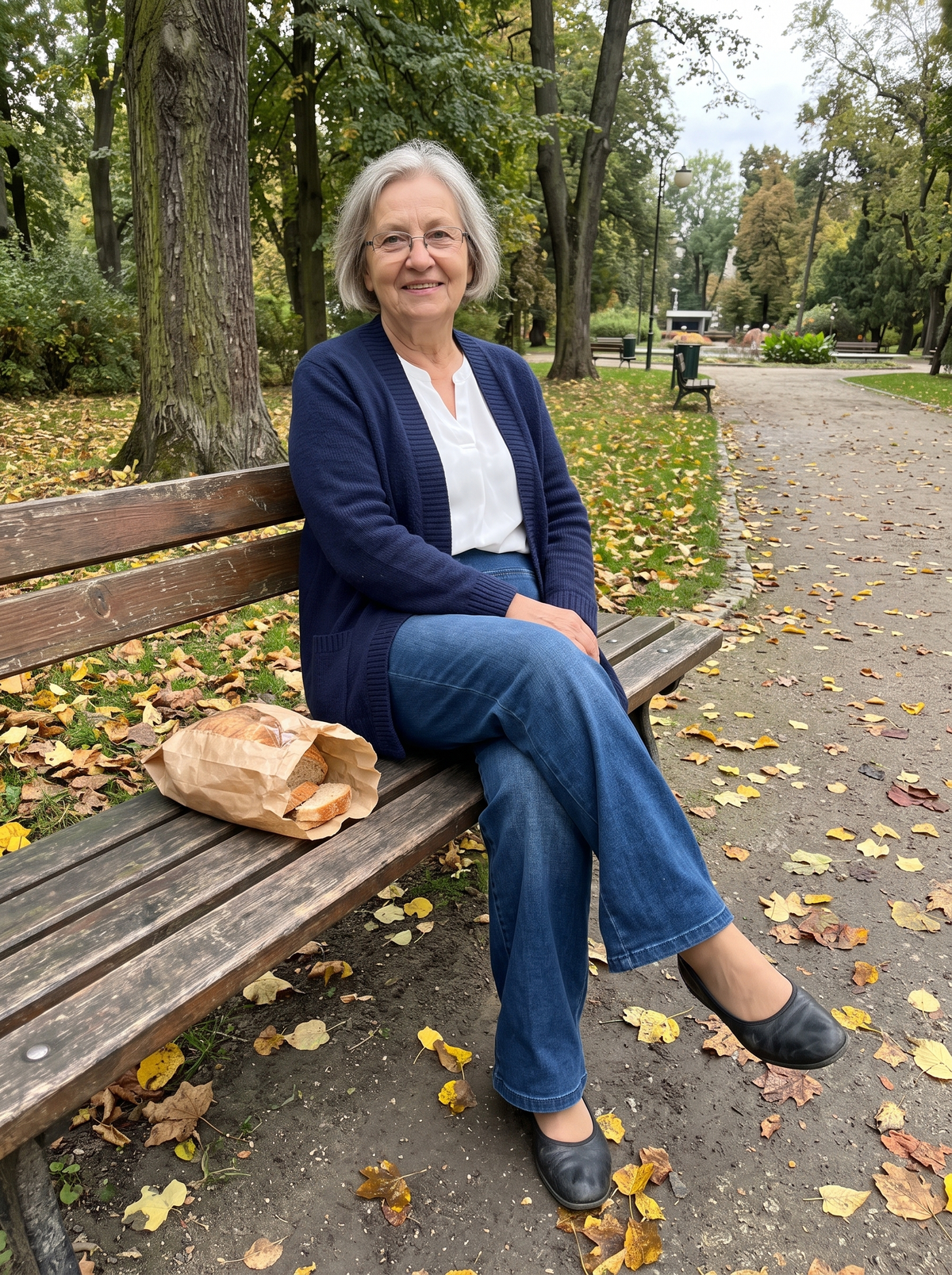 Wygodne jeansy Ilona na ławce w parku