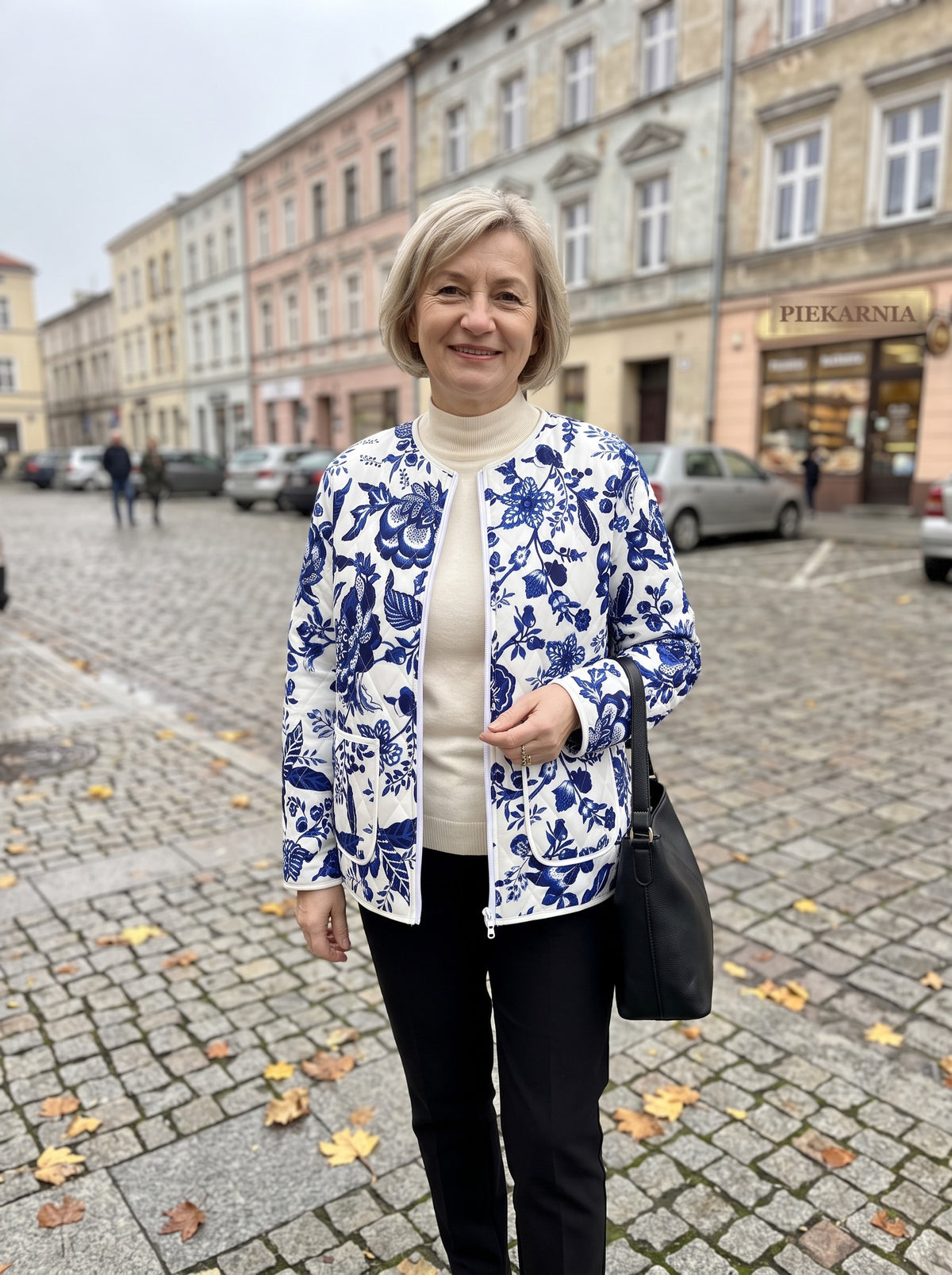 Kurtka Halina pikowana w niebieskie kwiaty na rynku